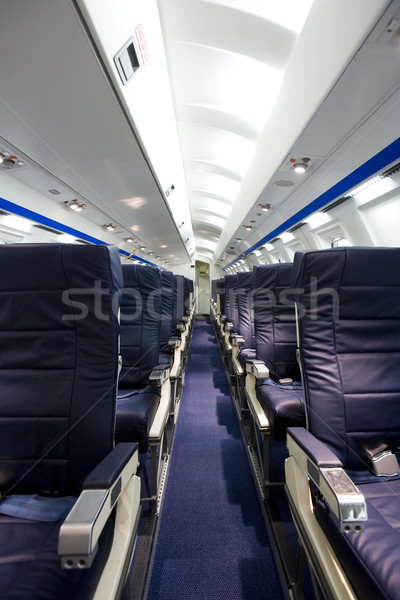 Avion interior călători curăţa cabină care zboară Imagine de stoc © gemenacom