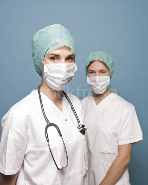 Zwei Krankenschwestern chirurgisch Masken Stethoskop Arzt Stock foto © gemenacom