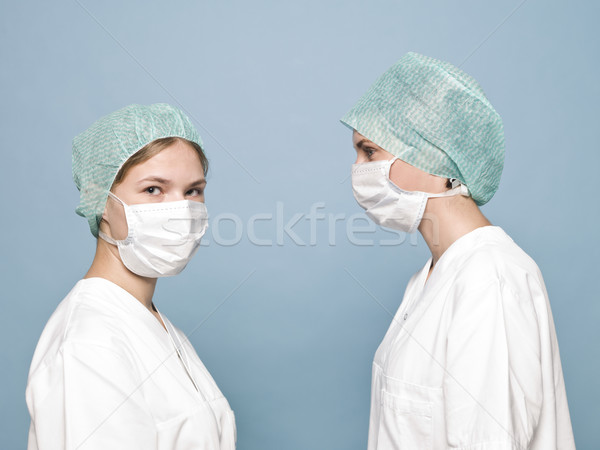 Zwei Frauen chirurgisch Masken Arzt Frauen Wissenschaft Stock foto © gemenacom