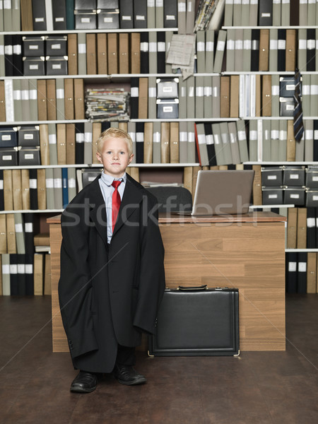 Visel túlméretezett ruházat fiatal üzletember iroda Stock fotó © gemenacom