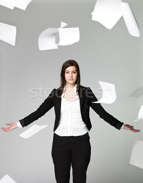 Birou fată lucrări care zboară in jurul hârtie Imagine de stoc © gemenacom