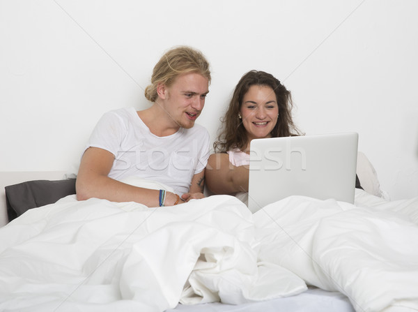 пару кровать ноутбука женщины ночь Сток-фото © gemenacom