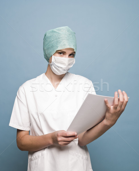 Foto stock: Enfermera · mascarilla · quirúrgica · revista · cámara · papel