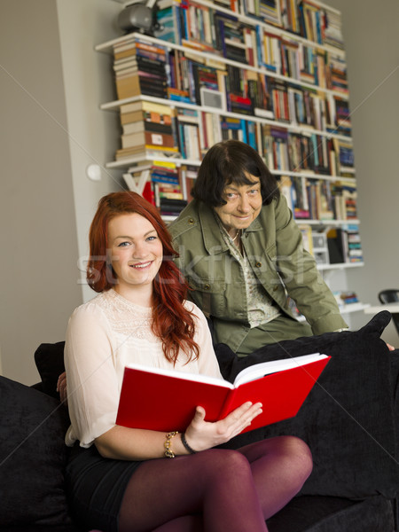 Foto stock: Olhando · mulher · jovem · avó · família · livros