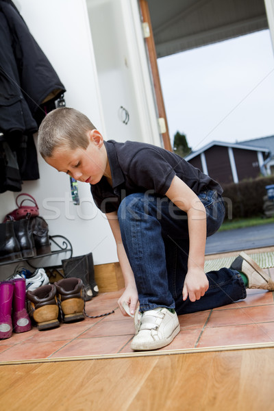 Băiat pantofi fericit corp blugi Imagine de stoc © gemenacom