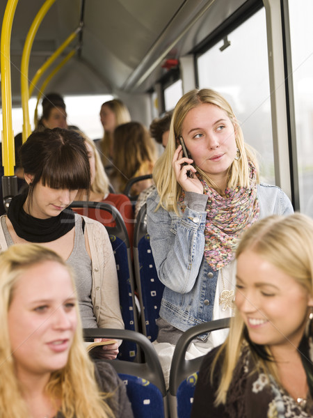 Vrouw telefoon jonge vrouw telefoon vrouwen tijd bus Stockfoto © gemenacom