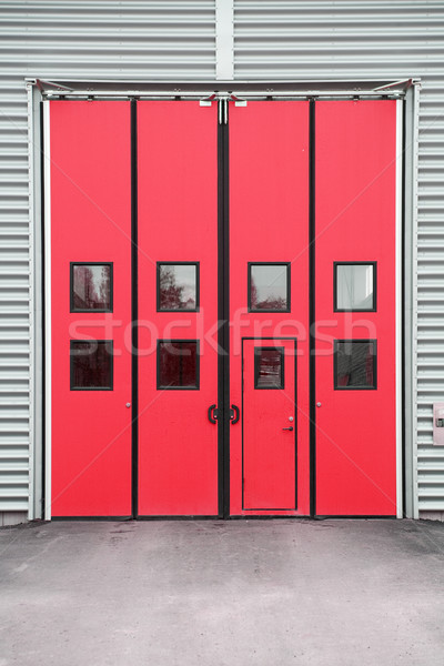 Roşu garaj uşă depozit constructii metal Imagine de stoc © gemenacom