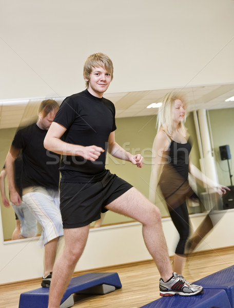 Groep mensen stap omhoog jongen focus man Stockfoto © gemenacom