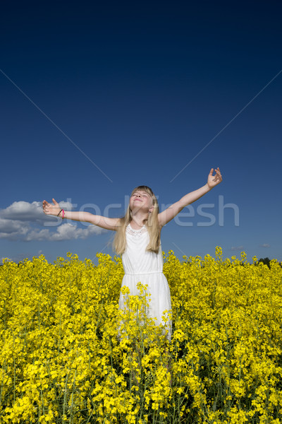 Mädchen Vergewaltigung Bereich junge Mädchen Arme Frühling Stock foto © gemenacom