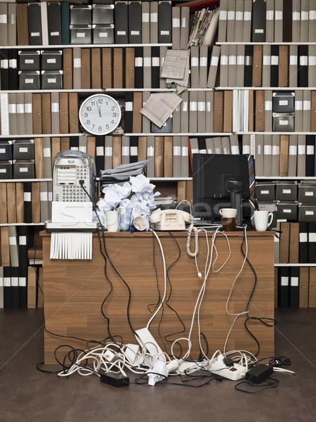 Rommelig kantoor bureau klok tabel kabel Stockfoto © gemenacom