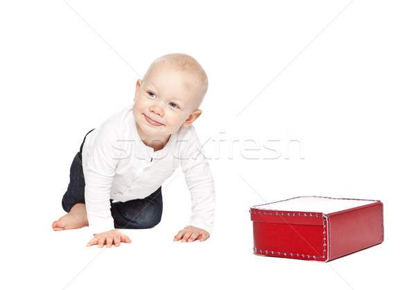 Băiat roşu lunchbox izolat alb copil Imagine de stoc © gemenacom