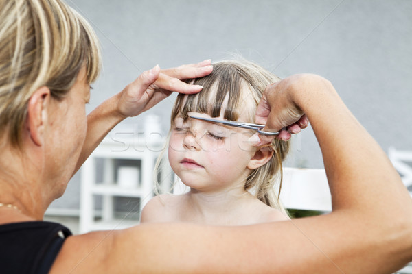 Haarschnitt Mutter Schneiden Haar Freien Frauen Stock foto © gemenacom