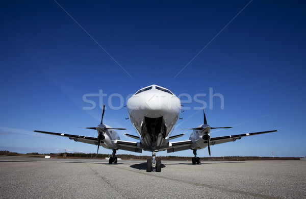 Avion teren Blue Sky călători aeroport alb Imagine de stoc © gemenacom