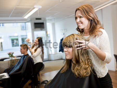 Foto stock: Salão · de · cabeleireiro · situação · sorrir · cadeira · espelho · adolescente