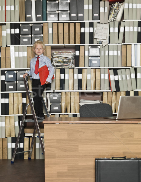 Giovani imprenditore piedi passo scala ufficio Foto d'archivio © gemenacom