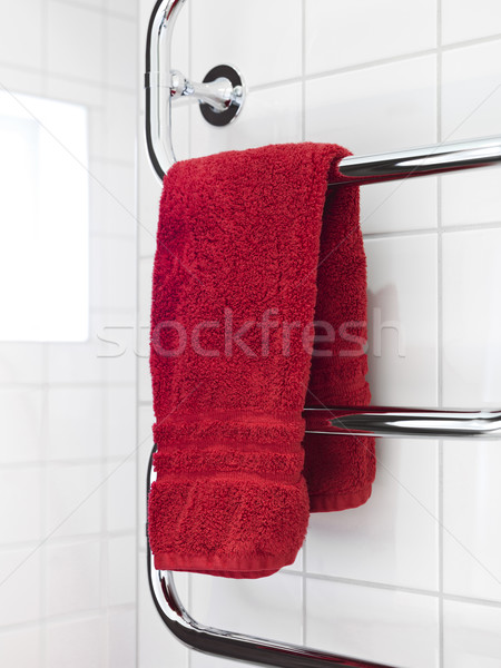 Piros törölköző modern fürdőszoba környezet fehér Stock fotó © gemenacom