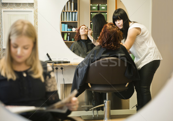 Salon fryzjerski uśmiech farby krzesło lustra Zdjęcia stock © gemenacom