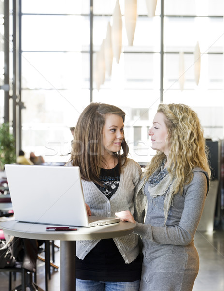 Due ragazze studiare ragazza sorriso donne Foto d'archivio © gemenacom