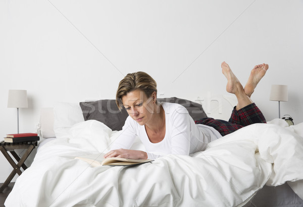 Frau Lesung Buch Bett Erwachsenen kurze Haare Stock foto © gemenacom