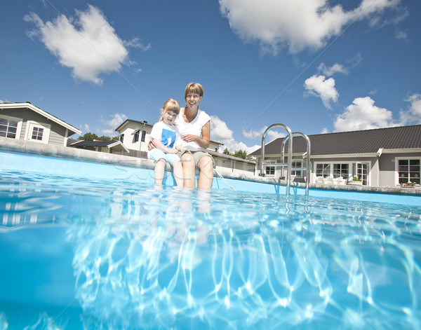 Mutter Tochter Pool Schwimmbad Familie Sommer Stock foto © gemenacom