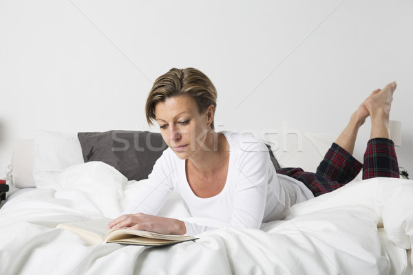 Frau Lesung Buch Bett Erwachsenen kurze Haare Stock foto © gemenacom