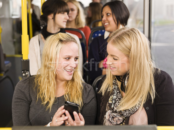 Vrouwen mobieltje jonge vrouw naar gelukkig paar Stockfoto © gemenacom