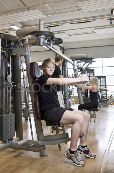 Jonge man oefening machine gezondheid club meisje Stockfoto © gemenacom