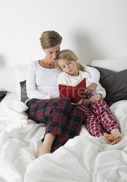 матери дочь чтение книга кровать ребенка Сток-фото © gemenacom