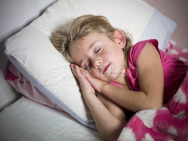 小さな 女の子 若い女の子 1泊 肖像 ベッド ストックフォト © gemenacom