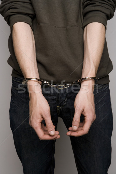 Om cătuşe adolescent gri justiţie închisoare Imagine de stoc © gemenacom