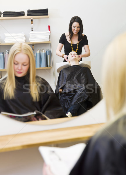 Foto stock: Salão · de · cabeleireiro · situação · cadeira · leitura · adolescente · revista