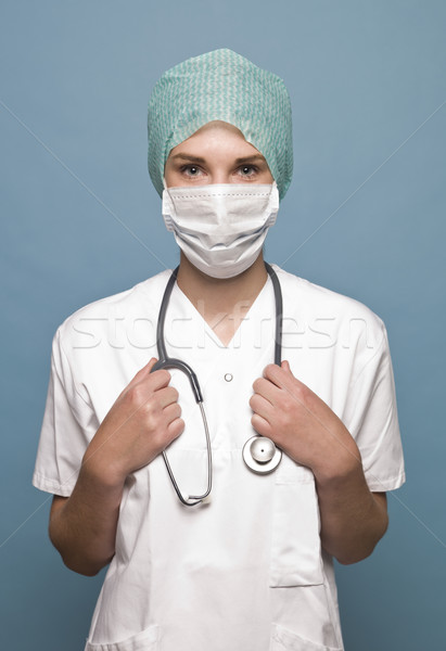 Femeie asistentă masca chirurgicala stetoscop medic femei Imagine de stoc © gemenacom