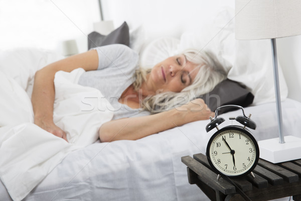 [[stock_photo]]: Dormir · femme · réveil · horloge · beauté · lit