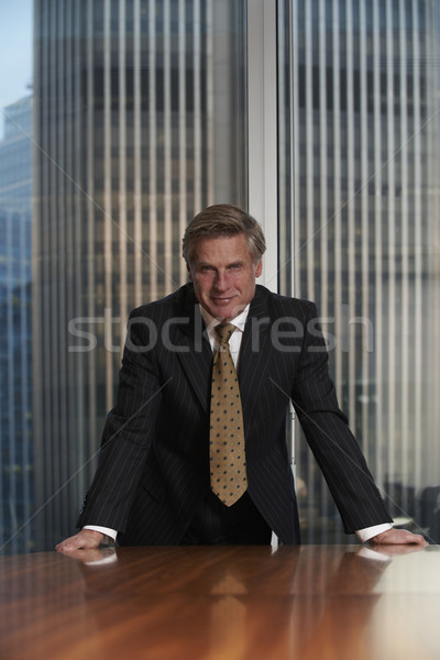 Hombre de negocios silla sala de juntas mirando cámara Foto stock © gemphoto