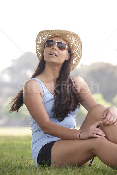 Stok fotoğraf: Kız · şapka · güneş · gözlüğü · genç · kadın · oturma
