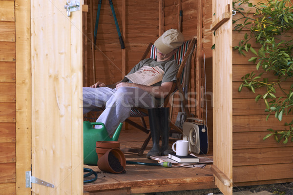 Man vergadering ligstoel vallen papier Stockfoto © gemphoto