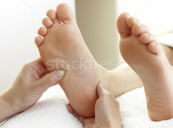 腳 按摩 對 手 白 毛巾 商業照片 © gemphoto