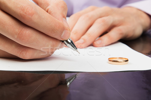 Mannelijke hand ondertekening echtscheiding papieren Stockfoto © GeniusKp