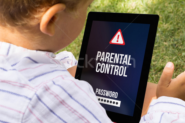 Jongen tablet kind ouderlijk controle Stockfoto © georgejmclittle