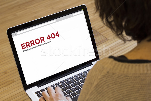Kadın bilgisayarı hata 404 Internet dizüstü bilgisayar ekran Stok fotoğraf © georgejmclittle