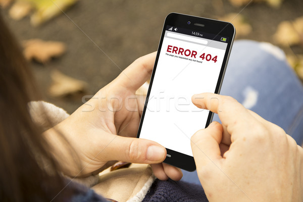 Femeie eroare 404 telefon parc navigare Imagine de stoc © georgejmclittle