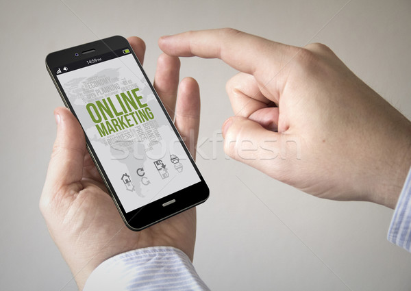 Smartphone marketing online ecran om Imagine de stoc © georgejmclittle