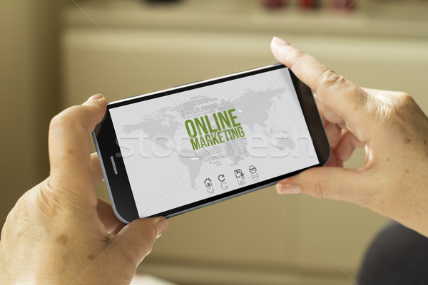 Marketing online smartphone marketing femeie matura mâini 3D Imagine de stoc © georgejmclittle