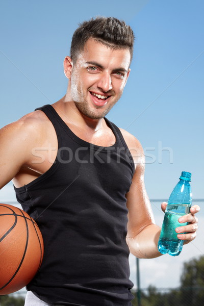 Tevredenheid gegarandeerd jonge dorstig man drinkwater Stockfoto © georgemuresan