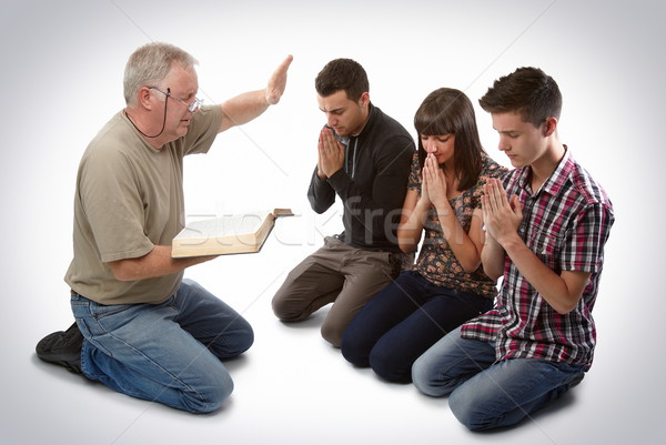 Líder tres personas Cristo tres jóvenes oración Foto stock © georgemuresan