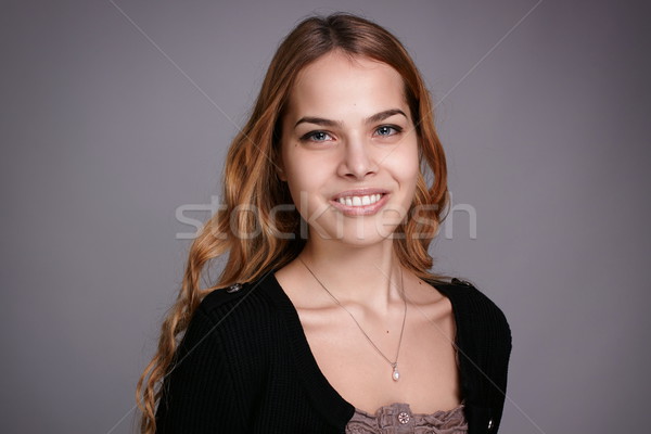 Bom mulher jovem feliz retrato sorridente câmera Foto stock © georgemuresan