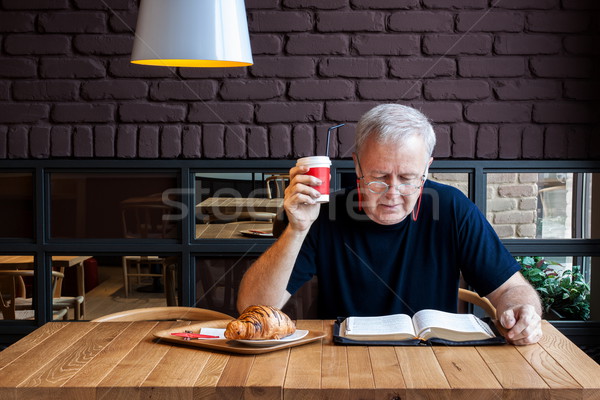 [[stock_photo]]: Pause · spirituelle · homme · séance · table