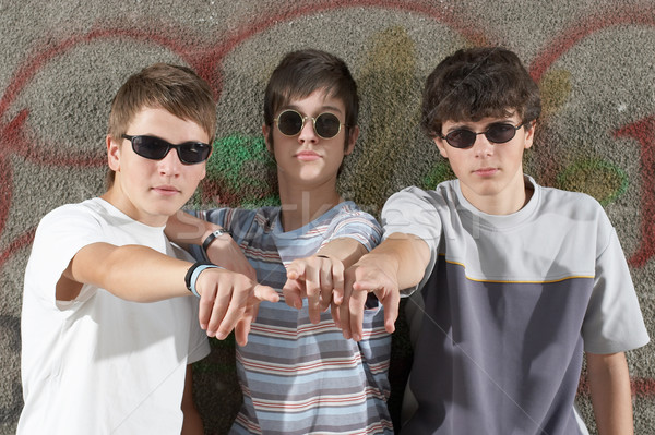 Trzy chłopców coś okulary ściany Zdjęcia stock © georgemuresan