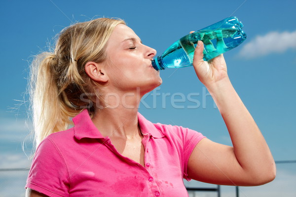 Quente dia jovem sedento mulher água potável Foto stock © georgemuresan