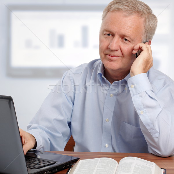 Sorridente cristão empresário homem falante telefone Foto stock © georgemuresan